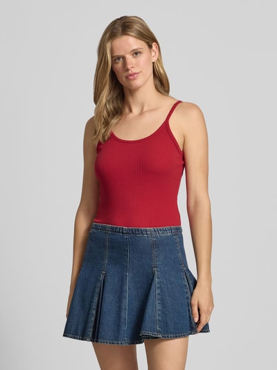 Frauenmodel trägt Slim Fit Trägertop aus Baumwoll-Mix von Marc O'Polo Denim, Optik: Unifarben, Ripp-Struktur, Ganzkörperansicht von vorne.