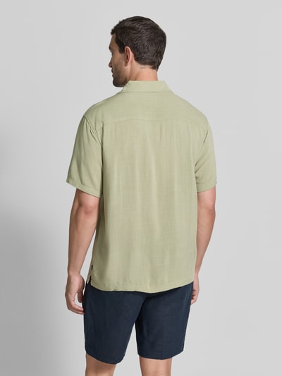 Männermodel trägt Relaxed Fit Freizeithemd aus Viskose mit Stitchings von JACK & JONES in hellem Grün, strukturierte Oberfläche, Ganzkörperansicht Rückansicht, Produktdetails: Reverskragen, Knopfleiste, reine Viskose, Modell LAFRED PLACEMENT, Rückenlänge 70 cm, Schulterbreite 49 cm, Ärmellänge 24 cm.