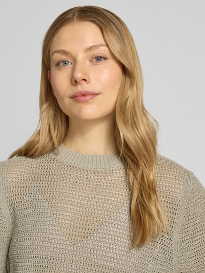 Vrouwenmodel draagt Regular Fit Pullover in tricotlook model 'SANIDY' van Drykorn van katoenmix met gaatjesmotief, ronde hals, halflange mouwen, elastische boorden, beige tinten, fijne textuur, nahaufnahme bovenlichaam.