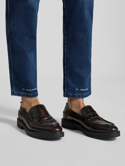 Frauenmodel trägt Straight Fit Jeans aus mieszanka bawełny Model 'PEDAL PUSHER' von Closed, kolor ciemnoniebieski, nadruk z napisem, krój skrócony, Ganzkörperansicht von vorne, Damska jeansy z kieszeniami wpuszczanymi i z tyłu, szerokość w rozmiarze 27/32: 33 cm, długość wewnętrzna nogawki w rozmiarze 27/32: 69 cm.