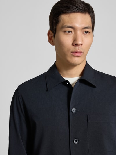 Männermodel trägt Regular Fit Hemdjacke aus Baumwoll-Mix mit Viskose-Anteil von Marc O'Polo, Optik: Unifarben, Nahaufnahme Oberkörper.