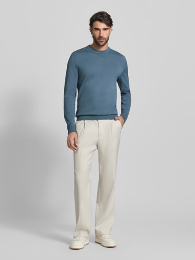 Männermodel trägt Regular Fit Strickpullover aus reine Baumwolle Modell 'SAN CASSIUS-C2' von HUGO in Blau, Ganzkörperansicht von vorne.