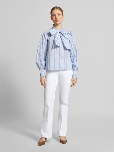 Vrouwenmodel draagt Flared Cut Jeans mit Eingrifftaschen van Christian Berg Woman, wit, regular fit, katoenmix met stretch, volledige lichaamsaanzicht van voren.