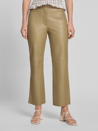 Vrouwenmodel draagt Regular Fit Lederhose uit echt lamsleer model 'SIMARY' van BOSS, dames, beige, glad oppervlak, full-body vooraanzicht.