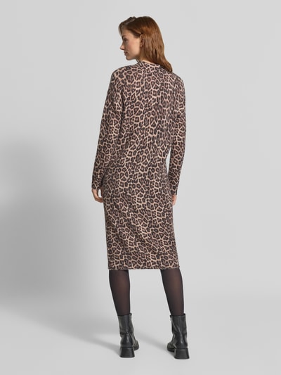 Vrouwenmodel draagt tricotjurk met Materiaalmix met wol, straight fit, Midi-jurk, ronde hals van Christian Berg Woman, Ganzkörperansicht Rückansicht. Ruglengte maat S: 109 cm, Borstwijdte: 55 cm, Mouwlengte: 54 cm.