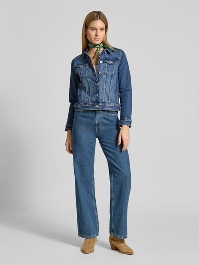 Kobiece modelka nosi Jeansjacke mit Umlegekragen von Christian Berg Woman w mieszance bawełny, taliowany krój, tkanina stylizowana na denim, guzikowe zapięcie z przodu, kieszenie boczne i na piersi, zapięcie rękawów na guziki, długość tyłu w rozmiarze 36: 57 cm, szerokość ramion: 38 cm, szerokość w rozmiarze 36: 46 cm, długość rękawa: 63 cm, kolor niebieski, gładka faktura. Ganzkörperansicht von vorne.