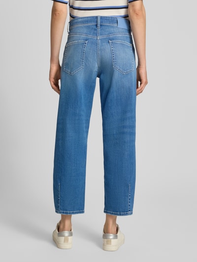 Frauenmodel trägt Barrel Fit Jeans aus Baumwoll-Mix Modell 'ELIN' von CAMBIO, blaue Denim-Optik, lockerer Schnitt, Damen Barrel Jeans, Ganzkörperansicht Rückansicht.