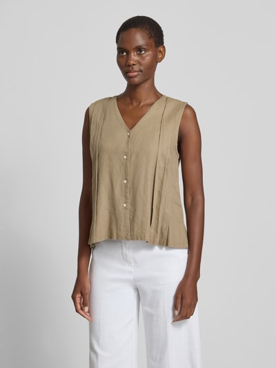 Frauenmodel trägt Weste aus Leinen-Viskose-Mix Modell 'LINNO' von ICHI in Beige, Regular-Fit, V-Ausschnitt, Knopfleiste, Ganzkörperansicht von vorne, Rückenlänge bei Größe 36: 53 cm, Schulterbreite bei Größe 36: 34 cm, Brustweite bei Größe 36: 47 cm.