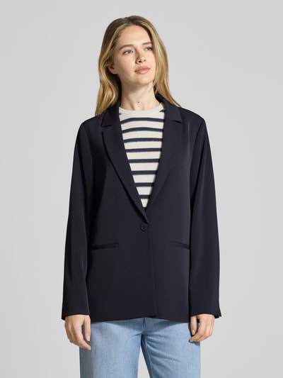 Kobiece model prezentuje Relaxed Fit Blazer mit Reverskragen od comma, elastyczna mieszanka materiałów, kołnierz z połami, zapięcie na guzik, kieszenie z wypustkami, długość tyłu w rozmiarze 36 to 70 cm, szerokość w rozmiarze 36 to 49 cm, długość rękawów w rozmiarze 36 to 63 cm, ciemnogranatowy kolor, przód, widok całej sylwetki.