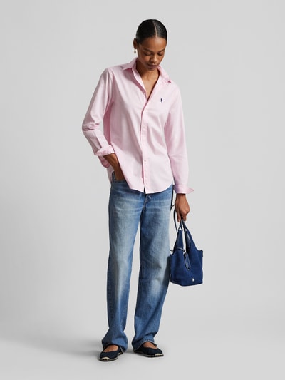 Frauenmodel trägt Slim Fit Hemdbluse aus reiner Baumwolle von Polo Ralph Lauren, Optik: Unifarben, Ganzkörperansicht von vorne.