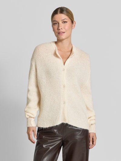 Frauenmodel trägt Cardigan mit Alpaka-Anteil und Rundhalsausschnitt Modell 'OTIA' von b.young, cremefarben, lockerer Schnitt, Knopfleiste, Nahaufnahme Oberkörper.