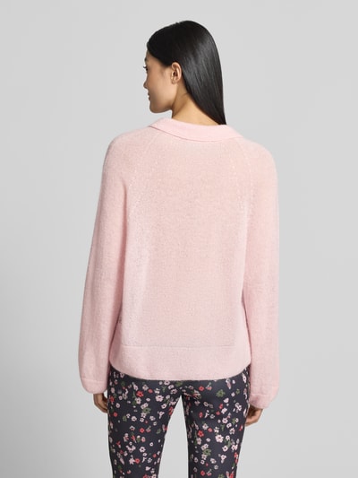 Männermodel trägt Relaxed Fit Pullover aus mieszanka moheru i wełny z alpaki von Marc Cain, Imitacja dzianiny, wykładany kołnierz z dekoltem w serek, długi rękaw, Długość tyłu w rozmiarze 36: 60 cm, Długość rękawów w rozmiarze 36: 68 cm, widok całej sylwetki z tyłu.