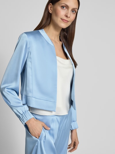 Frauenmodel trägt Regular Fit Blazer mit Stehkragen von V by Vera Mont aus hellblauem Satin, offenes Design, Nahaufnahme Oberkörper.