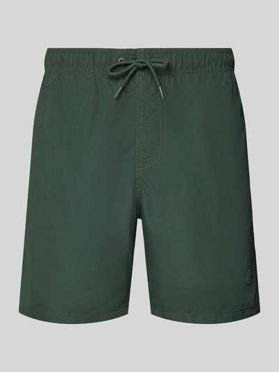Produktfoto, dunkelgrüne Badehose mit Label-Patch Modell 'Mike' von Shiwi, elastischer Bund, Gesäßleistentasche, strukturierte Oberfläche