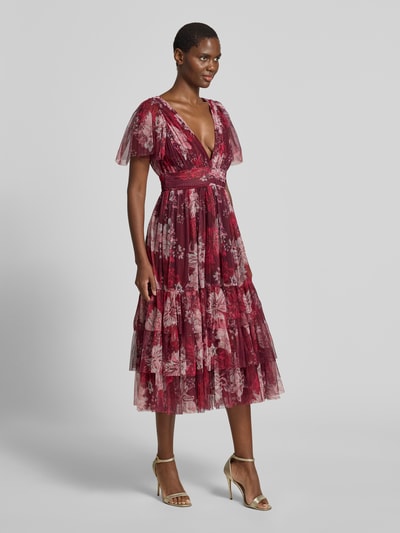 Frauenmodel trägt Cocktailkleid mit tiefem V-Ausschnitt von LACE & BEADS in Rot mit Blumenmuster, Mesh, A-Linie, Stufen-Look, Midikleid, Taillenband, Ganzkörperansicht von vorne. Brustweite 40 cm, Rückenlänge 116 cm, Ärmellänge 25 cm, Größe S.
