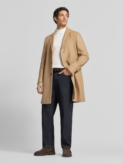 Männermodel trägt Mantel mit einreihiger Knopfleiste von BOSS, unifarben, Longline, Wollmix, mit langem Arm, Ganzkörperansicht von vorne.
