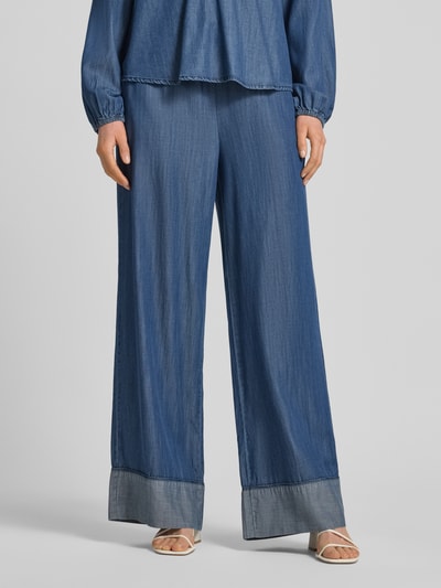 Frauenmodel trägt Loose Fit Jeans mit Viskose-Anteil Modell 'Wilke' von FREE/QUENT in mittelblau, elastischer Bund, fixierte Beinabschlüsse, Nahaufnahme Unterkörper.