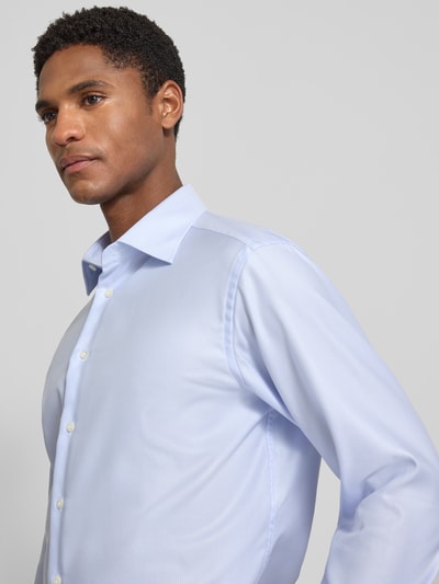 Männermodel trägt Regular Fit Business-Hemd mit Kentkragen von Christian Berg Men aus Reine Baumwolle, Two Ply Qualität, Nahaufnahme Oberkörper.