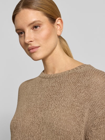 Frauenmodel trägt Boxy Fit Pullover aus Baumwoll-Mix von Marc O'Polo, Optik: Unifarben, Grobstrick, Rundhals, Nahaufnahme Oberkörper.