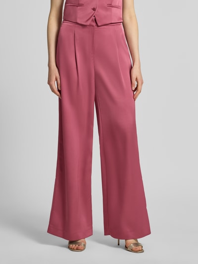 Kobiece modelka ma na sobie Hose mit weitem Bein und Falten od Jake*s Cocktail, satyna, szerokie nogawki, zakładki, kieszeń z tyłu, szerokość w rozmiarze 36: 34 cm, długość wewnętrzna nogawki w rozmiarze 36: 82 cm, widok z przodu na całe ciało.