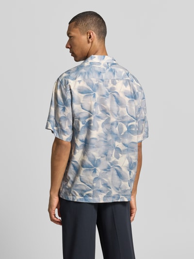 Männermodel trägt Relaxed Fit Freizeithemd aus Bio-Baumwoll-Modal-Mix Modell 'RELAXAIR' von SELECTED HOMME, Optik: Unifarben, Ganzkörperansicht Rückansicht.