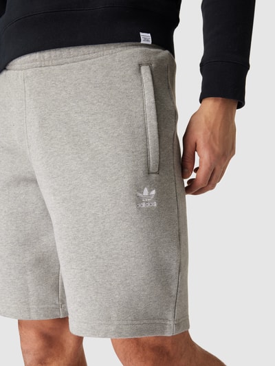 adidas Originals Szorty z dzianiny dresowej z wyhaftowanym logo Średnioszary melanż 3