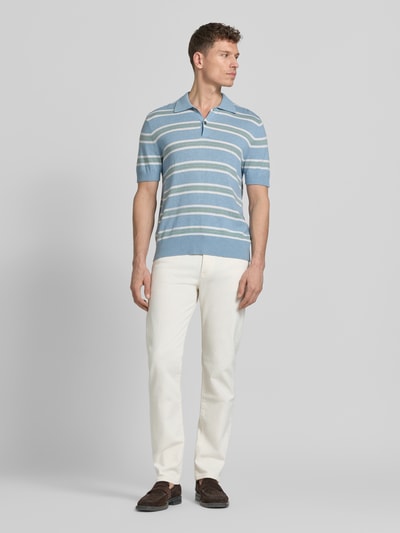 Męski model nosi Straight Fit Jeans aus Baumwoll-Mix Modell 'DENTON' von Tommy Hilfiger, jednokolorowy, krój straight leg, mieszanka bawełny, 5 kieszeni, zapięcie na guzik i zamek błyskawiczny, naszywka z logo, nity, szlufki na pasek, widok całej sylwetki z przodu.