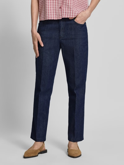 Frauenmodel trägt Straight Fit Jeans im 5-Pocket-Design Modell 'MAY' von Brax, dunkelblauer Baumwoll-Mix, Ganzkörperansicht von vorne.