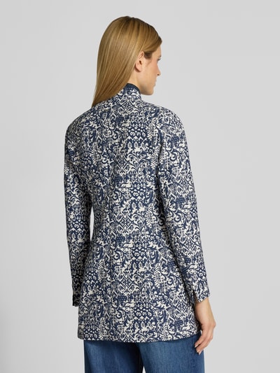 Vrouwenmodel draagt Blazer met Stretch-Anteil und Pattentaschen van WHITE LABEL in blauw-wit met opstaande kraag, klepzakken, doorlopende knoopsluiting, licht getailleerde pasvorm, elastische materiaalmix met katoen, ruglengte 79 cm, borstwijdte 48 cm, mouwlengte 62 cm, geheel van achteren
