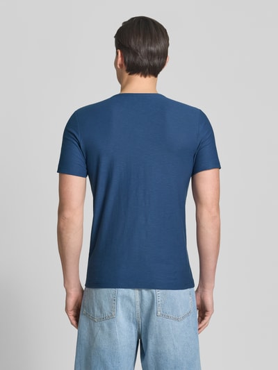 Mannenmodel draagt T-shirt met V-hals en knoopsluiting van MCNEAL, katoen, regular fit, lengte middenrug maat M 68 cm, volledig van achteren.