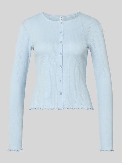 Produktfoto, Slim Fit Cardigan aus Baumwoll-Viskose-Mix Modell 'MARIE' von Pieces in hellblauer Melange-Optik, Lochstrickmuster, einreihige Knopfleiste, Frill-Abschlüsse, Struktur fein gerippt