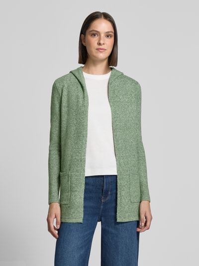 Frauenmodel trägt Regular Fit Cardigan mit Kapuze Modell 'DOFFY' von VERO MODA in Hellgrün, weiche Textur, Ganzkörperansicht von vorne.