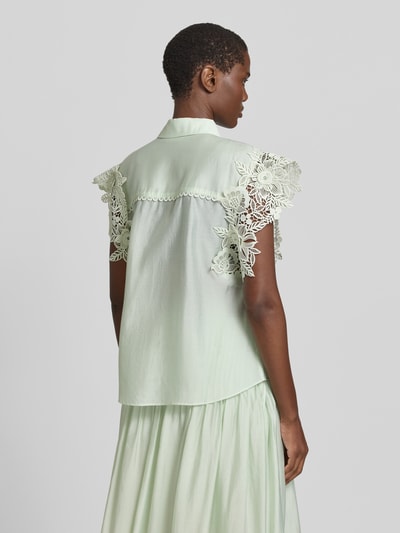 Frauenmodel trägt Regular Fit Bluse mit Spitzenbesatz Modell 'MOLLY' von Copenhagen Muse, Material-Mix mit Stretch-Anteil, Rückenansicht.