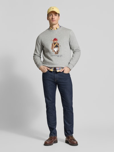Männermodel trägt Regular Fit Sweatshirt aus Baumwoll-Mix von Polo Ralph Lauren in Grau, unifarben mit Label Motiv-Print, Ganzkörperansicht von vorne.