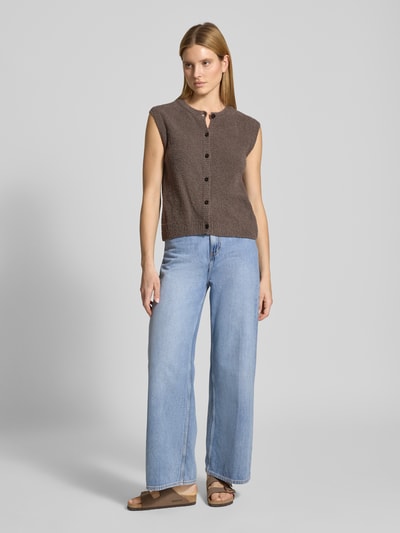 Frauenmodel trägt Regular Fit Weste aus Frottee von Marc O'Polo, Optik: Unifarben, Passform: Regular-Fit, Rundhals, Baumwoll-Mix, Ganzkörperansicht von vorne.