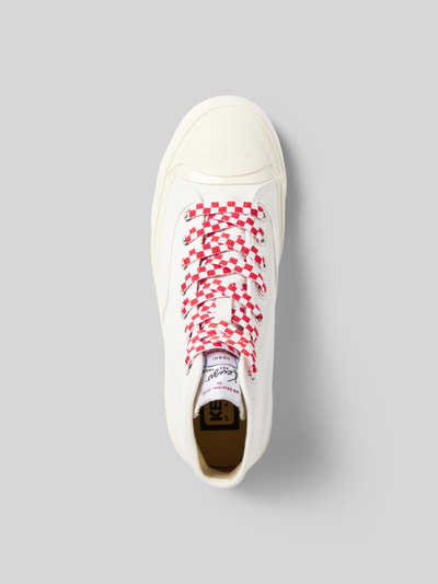 Produktfoto, High-Top-Sneaker mit Label-Patch von Kenzo in abgerundeter Form, roter Kontrast-Schnürsenkel, strukturierte Sohle, Weiß.