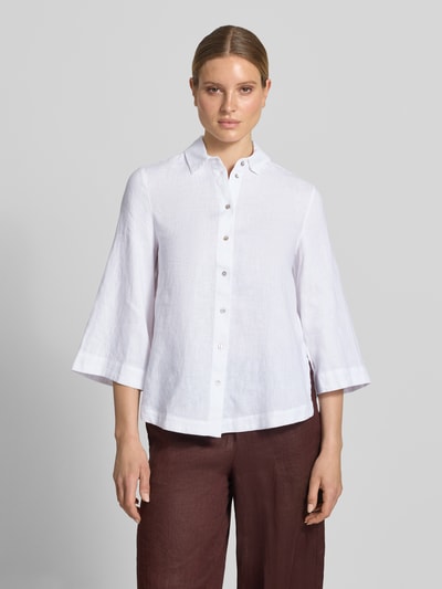 Frauenmodel trägt Relaxed Fit Leinenbluse mit 3/4-Arm von Christian Berg Woman in Weiß, strukturierte Oberfläche, Knopfleiste, Hemdblusenkragen, Ganzkörperansicht von vorne