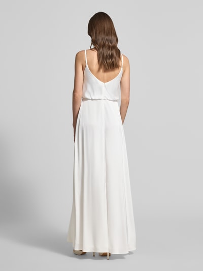 Frauenmodel trägt Abendkleid aus Satin mit Spaghettiträgern von Hey Kyla in Weiß, Taillierte Passform, Nahtreißverschluss, Ganzkörperansicht Rückansicht. Rückenlänge bei Größe 36: 124 cm, Brustweite bei Größe 36: 34 cm.