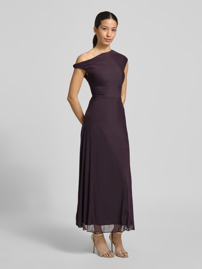 Kobiece modelka nosi Maxikleid im Off-Shoulder-Look Modell 'Violet Hanky' od Forever New, fioletowy, dopasowany fason, materiał z domieszką stretchu, długość tyłu w rozmiarze 36: 133 cm, szerokość w rozmiarze 36: 42 cm, widok całej sylwetki z przodu.