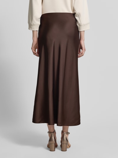 Frauenmodel trägt schimmernden Midirock aus Satin von Comma in Braun mit Gerader-Schnitt und Material-Mix mit Viskose-Anteil, Ganzkörperansicht Rückansicht.