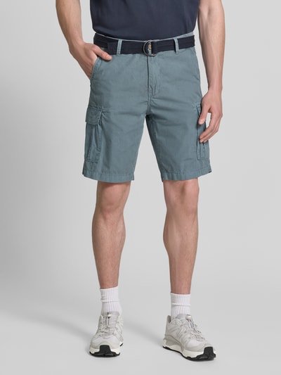 Männermodel trägt Regular Fit Bermudas mit Cargo-Taschen von Petrol in Blau, reine Baumwolle, Ganzkörperansicht von vorne.