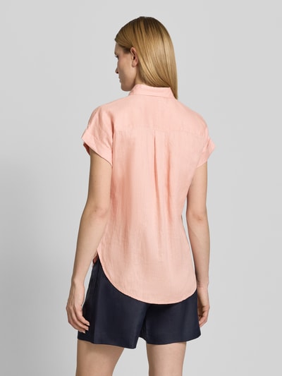 Frauenmodel trägt Relaxed Fit Hemdbluse aus reinem Leinen von Lauren Ralph Lauren, Optik: Unifarben, Ganzkörperansicht Rückansicht.