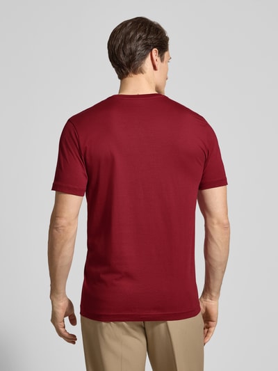 Męski model nosi T-Shirt mit Rundhalsausschnitt von Christian Berg Men, bawełna, krój regular fit, czerwony, widok całej sylwetki od tyłu, długość tyłu 70 cm w rozmiarze M.
