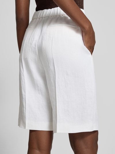 Frauenmodel trägt Regular Fit Bermudas aus Leinen-Viskose-Mix Modell 'TIANALA' von BOSS, Melange-Optik, Twill, Nahaufnahme Rückansicht.