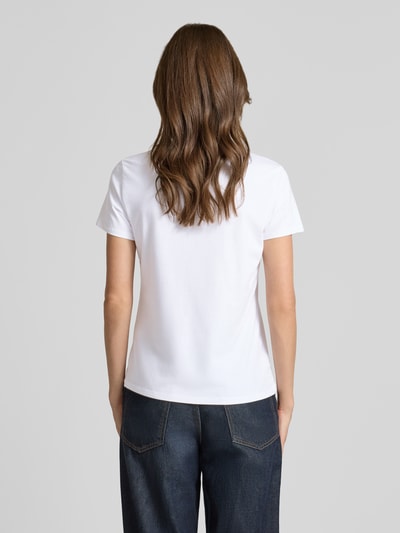 Frauenmodel trägt T-Shirt mit Motiv-Print und Rundhalsausschnitt von Zero aus Baumwoll-Elasthan-Mix, Regular-Fit, Rückansicht, Rückenlänge bei Größe 36: 58 cm.
