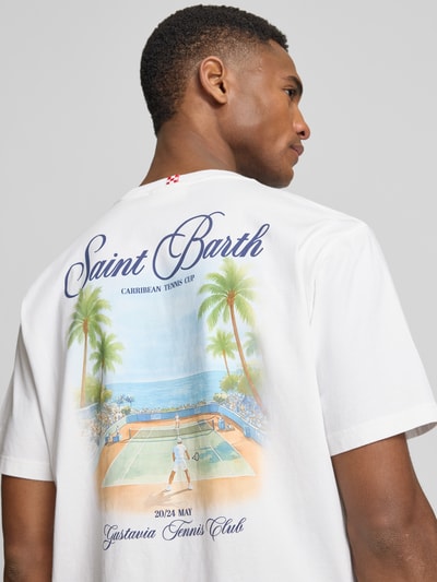 Männermodel trägt T-Shirt mit Label-Prints Modell 'PORTLAND' von MC2 Saint Barth in Reine Baumwolle, Regular-Fit, Rückenansicht, Nahaufnahme Oberkörper.