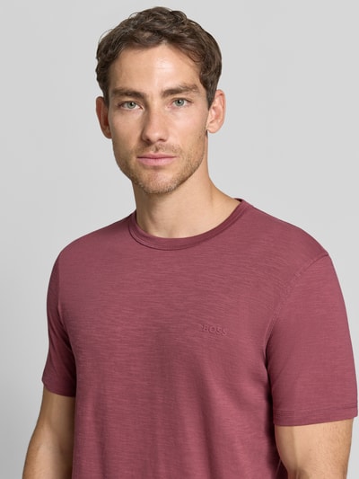 Männermodel trägt Regular Fit T-shirt aus katoenmix model 'Tegood' van BOSS Orange in bessenrood, fijne structuur, Nahaufnahme Oberkörper.