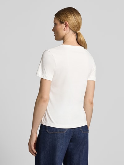 Frauenmodel trägt Regular Fit T-Shirt aus reiner Baumwolle von Tom Tailor, Optik: Unifarben, Applikation: Motiv-Print, Ganzkörperansicht Rückansicht.
