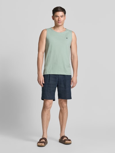Männermodel trägt Tanktop mit Rundhalsausschnitt und Logo-Print von Lerros aus Reine Baumwolle, Regular-Fit, Rückenlänge 69 cm, Ganzkörperansicht von vorne.