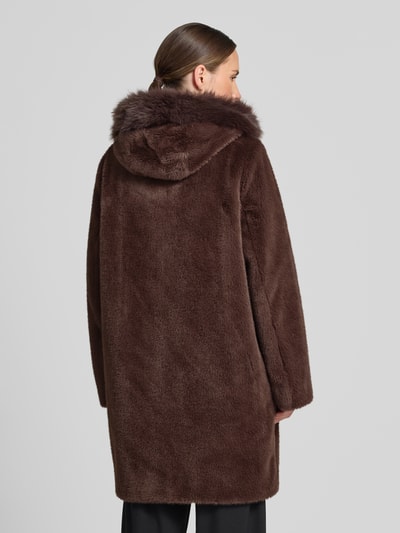 Frauenmodel trägt Mantel aus Kunstfell mit Eingrifftaschen von Marc Cain in Braun, Regular Fit, Rückenansicht, Ganzkörperansicht Rückansicht. Rückenlänge 90 cm, Schulterbreite 39 cm, Brustweite 55 cm, Ärmellänge 63 cm.